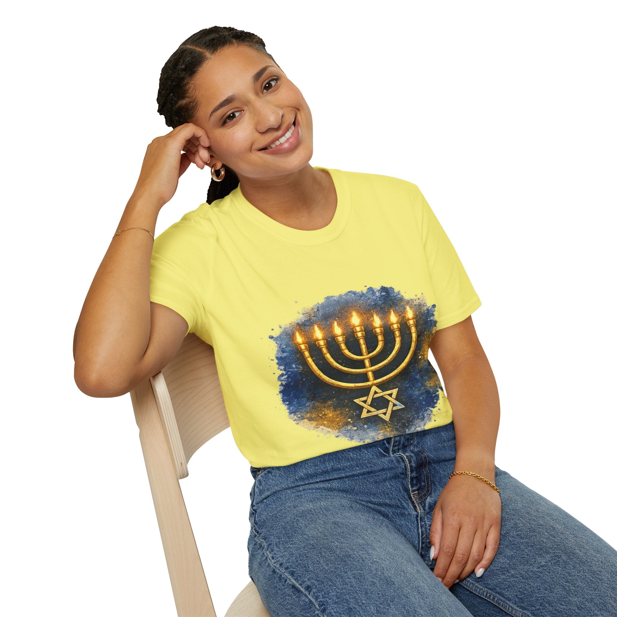 Menorah T-Shirt – Camiseta Judía con Diseño Dorado | Identidad, Luz y Propósito