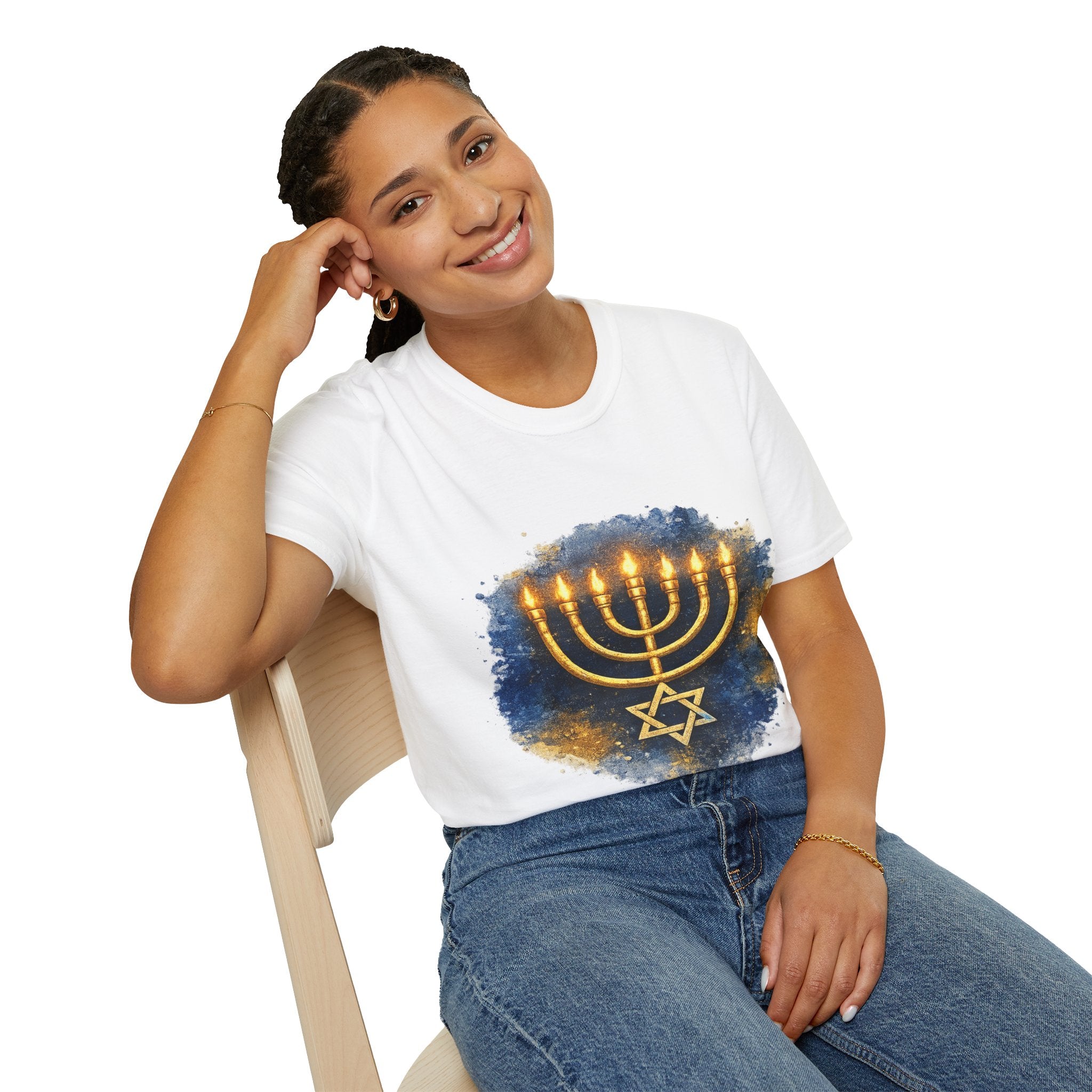 Menorah T-Shirt – Camiseta Judía con Diseño Dorado | Identidad, Luz y Propósito