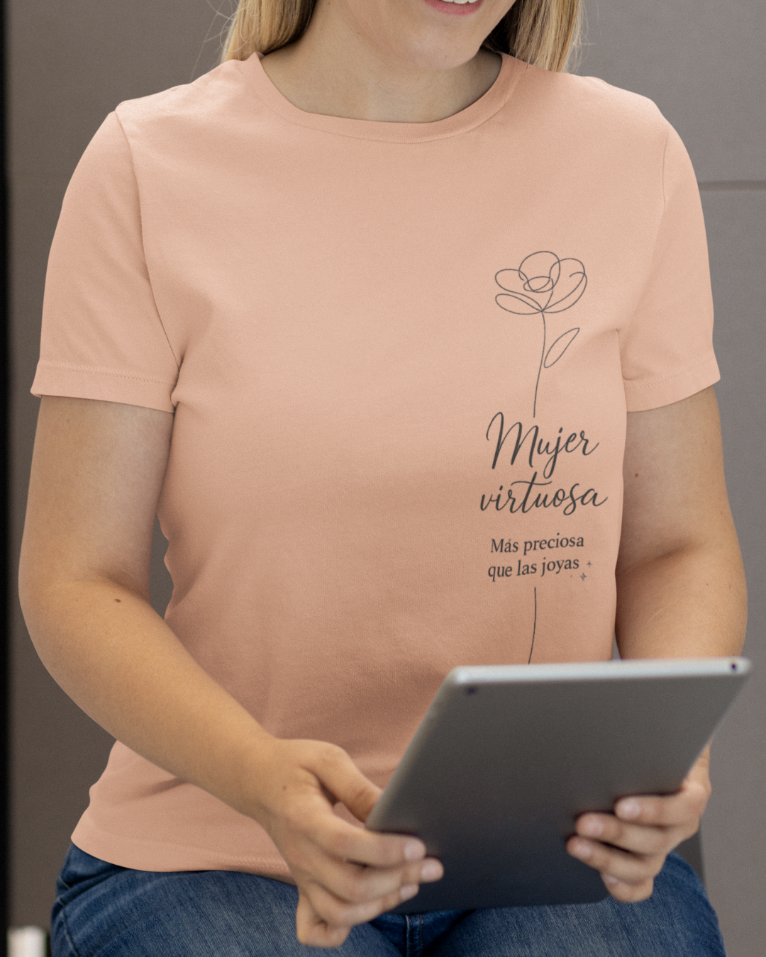 Camiseta "Mujer Virtuosa" Soft-Cotton | Colección Iyar (Diseño Lateral)